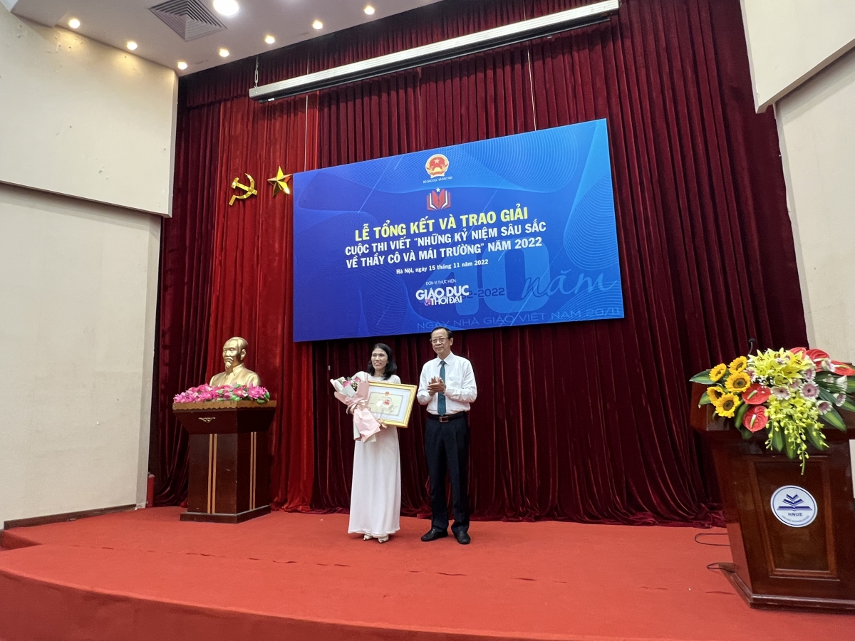 Thứ trưởng Phạm Ngọc Thưởng trao giải nhất cho cô giáo Nguyễn Thị Liên 