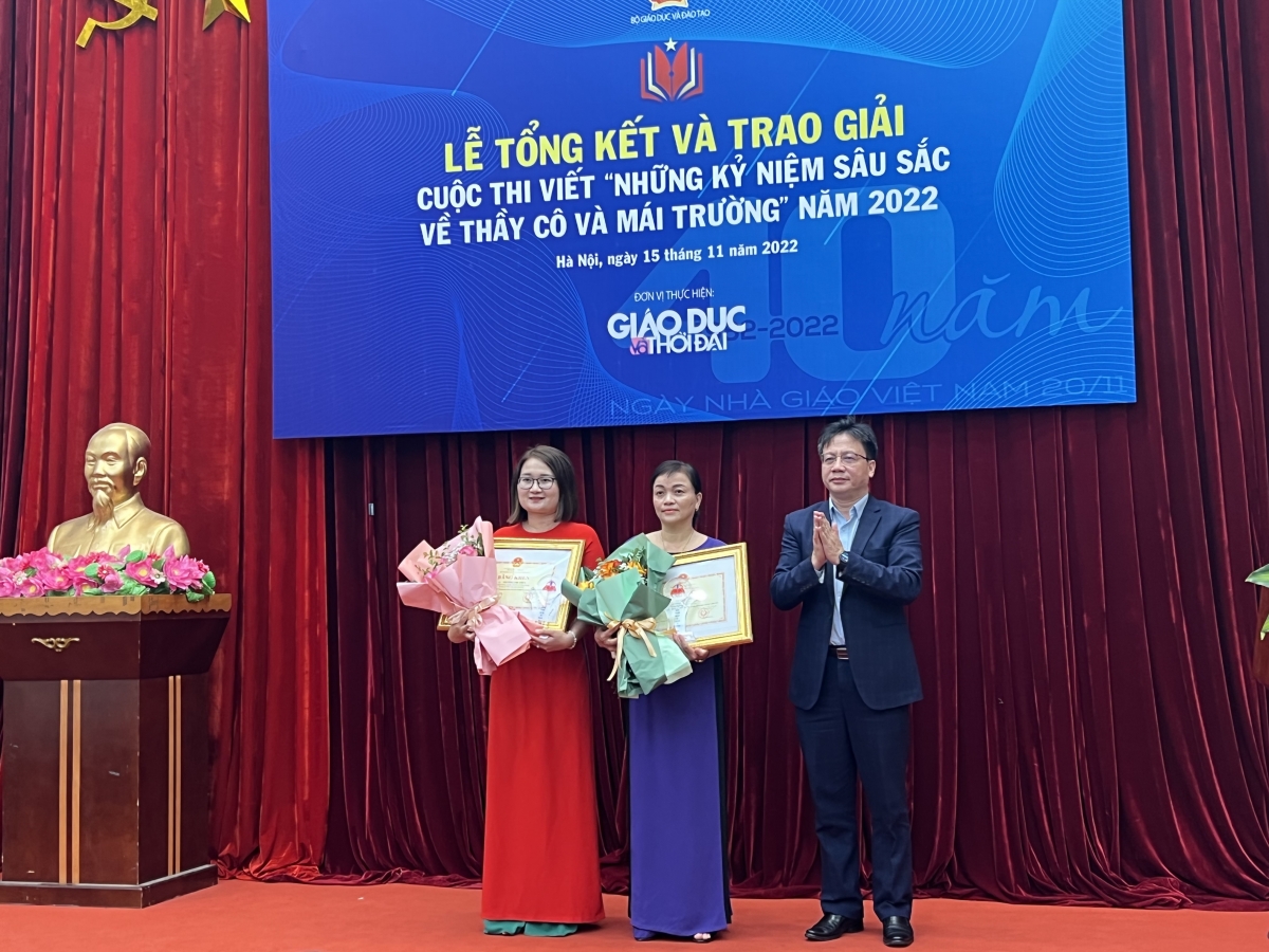 Ông Nguyễn Ngọc Ân, Chủ tịch Công đoàn Giáo dục Việt Nam trao giải Nhì cho 2 tác giả 
