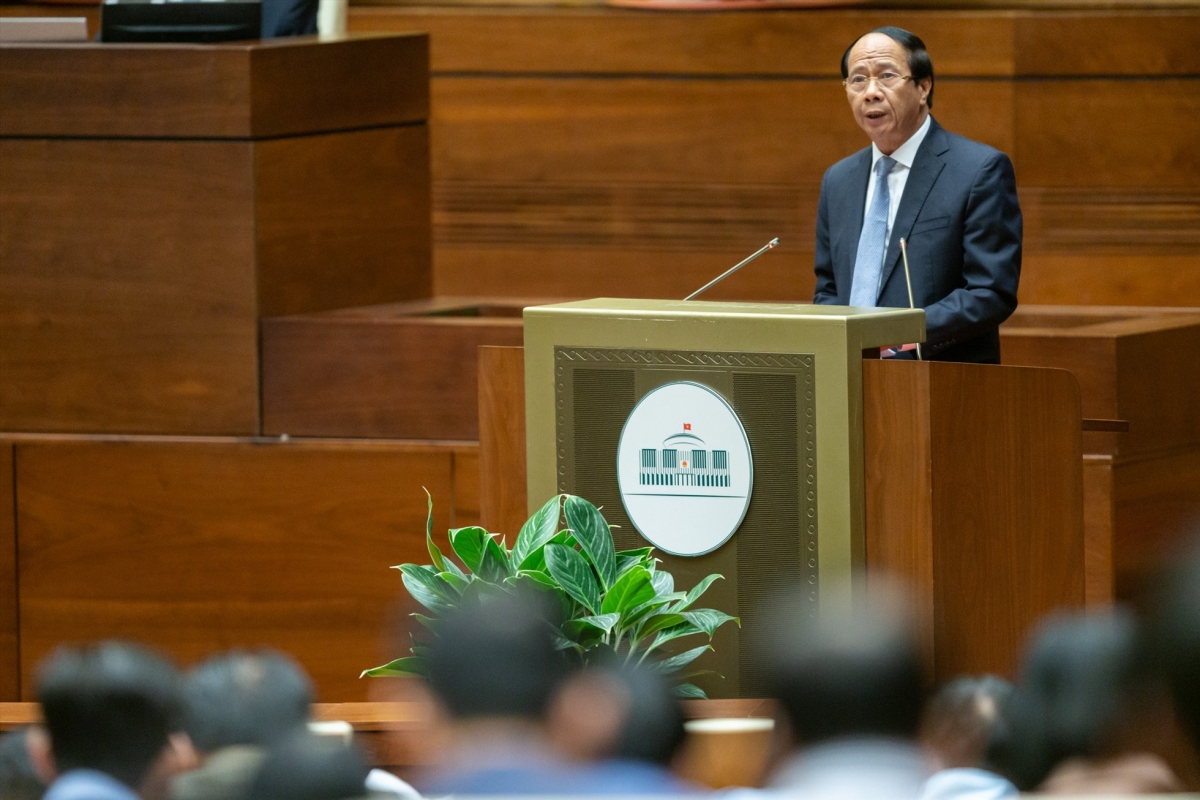 Phó Thủ tướng Chính phủ Lê Văn Thành trình bày Tờ trình dự thảo Luật Đất đai (sửa đổi)