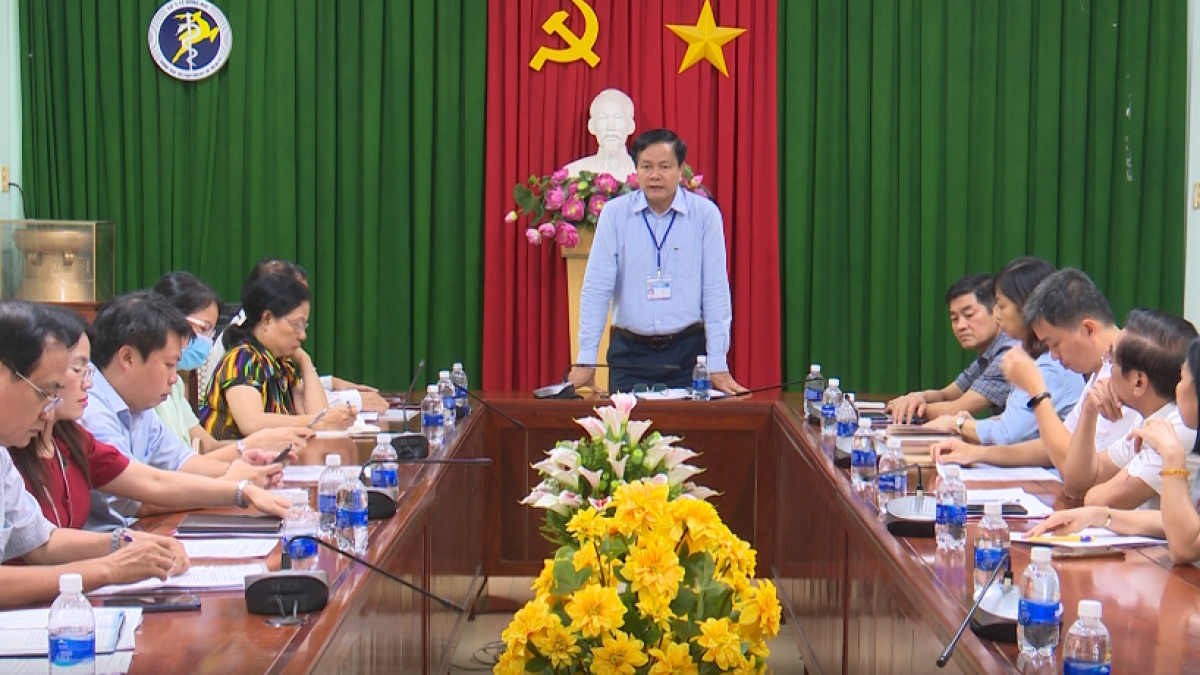 Phó giám đốc Sở Y tế Đồng Nai Nguyễn Văn Bình chủ trì cuộc họp với 6 đơn vị y tế trong tỉnh