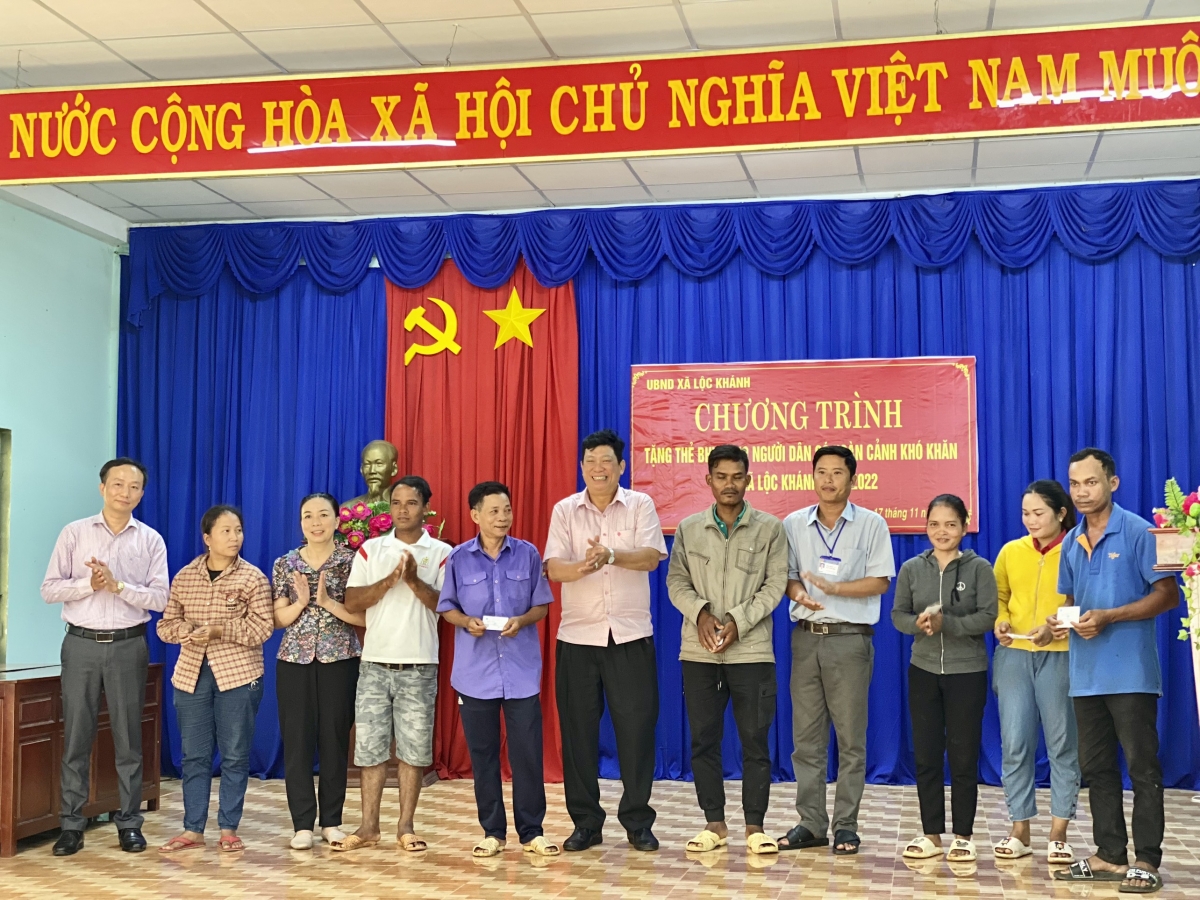 Lãnh đạo BHXH tỉnh Bình Phước trao thẻ BHYT cho đồng bào dân tộc thiểu số
ở xã Lộc Khánh, huyện Lộc Ninh, tỉnh Bình Phước