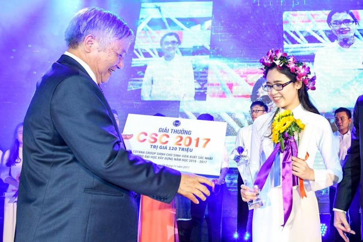 Ông Đào Ngọc Thanh - Chủ tịch Quỹ CSC - Chủ tịch HĐTV Cotana Group trao phần thưởng cho người chiến thắng Vũ Thị Hồng Nhung sinh viên xuất sắc nhất năm 2017