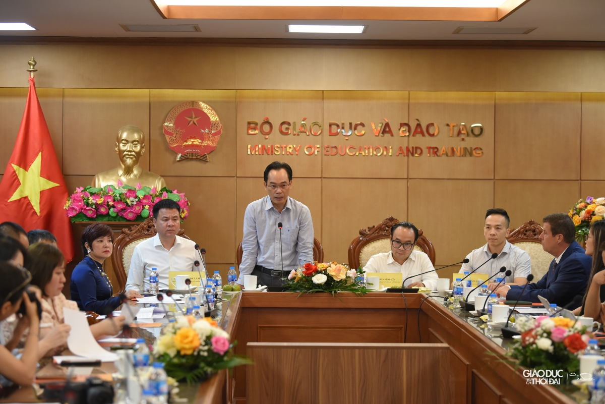 PGS.TS Hoàng Minh Sơn -Thứ trưởng Bộ GD-ĐT tại cuộc họp báo 
