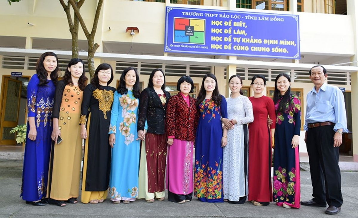 NGƯT Nguyễn Thị Bảo Thúy (giữa) cùng các giáo viên trong tổ Ngữ văn - Địa lý
trường THPT Bảo Lộc, Lâm Đồng