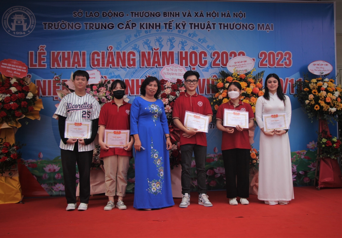 Th.s Đỗ Thị Thanh trao bằng khen cho học sinh có thành tích trong học tập và rèn luyện.