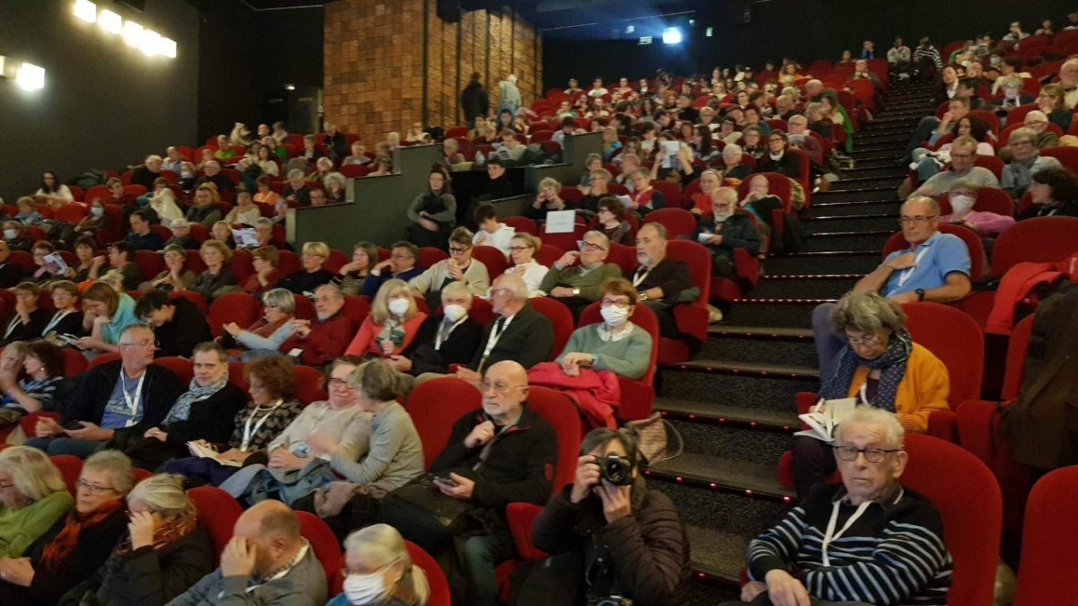 Hình ảnh khán giả tại buổi chiếu “Tro tàn rực rỡ” trong khuôn khổ Liên hoan phim Ba châu lục.