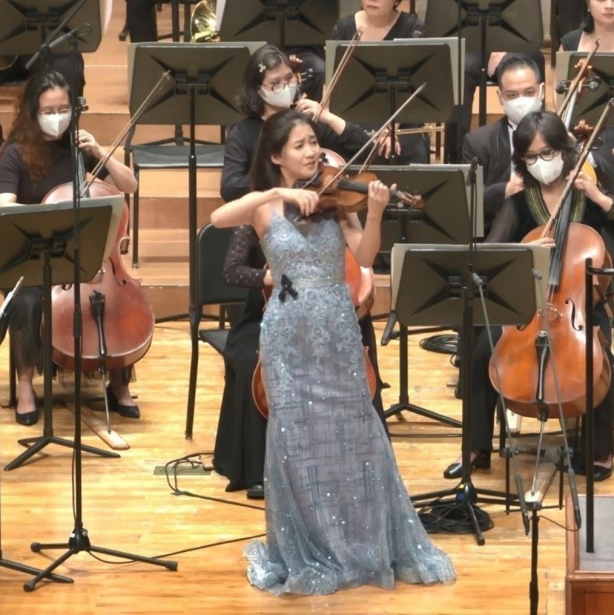 Nữ nghệ sỹ Han Soo Jin tại chương trình hòa nhạc đặc biệt kỷ niệm 30 năm thiết lập quan hệ ngoại giao Việt Nam - Hàn Quốc