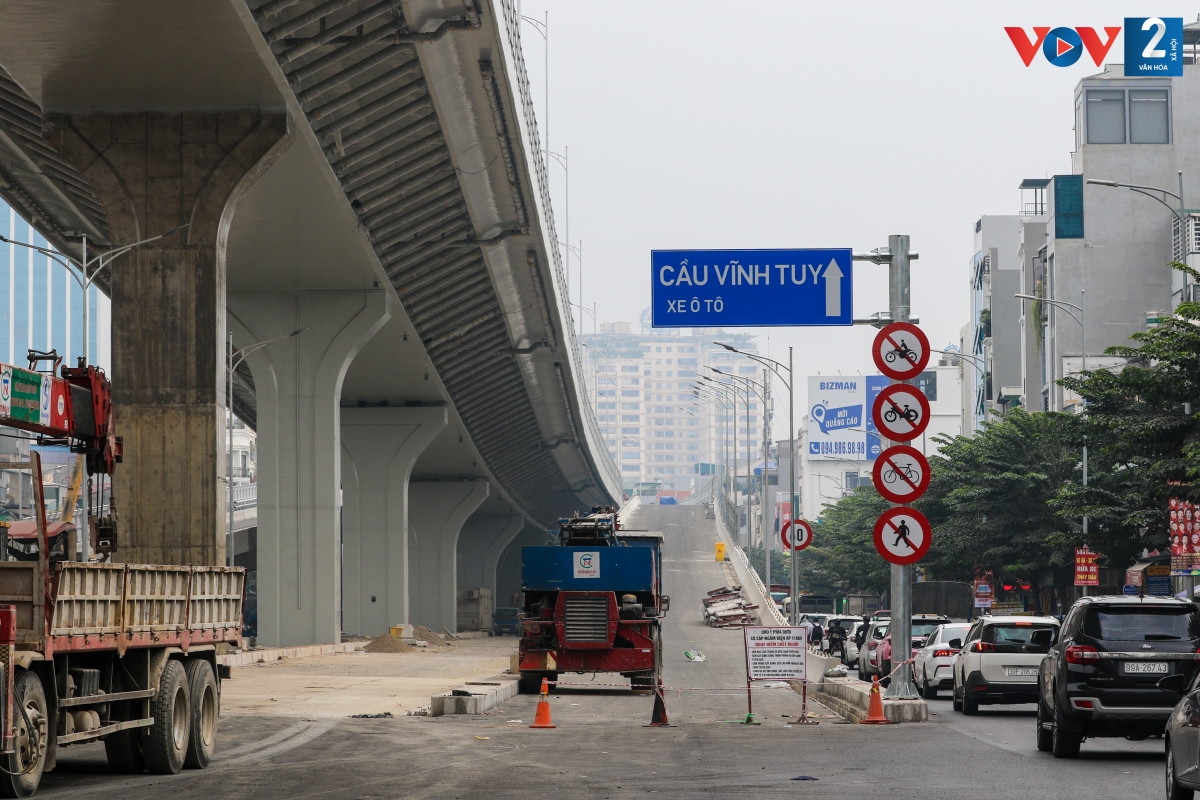 Hầu hết các tuyến đường đã được trải nhựa, lắp đặt hệ thống chiếu sáng, biển báo, cảnh báo tốc độ. 