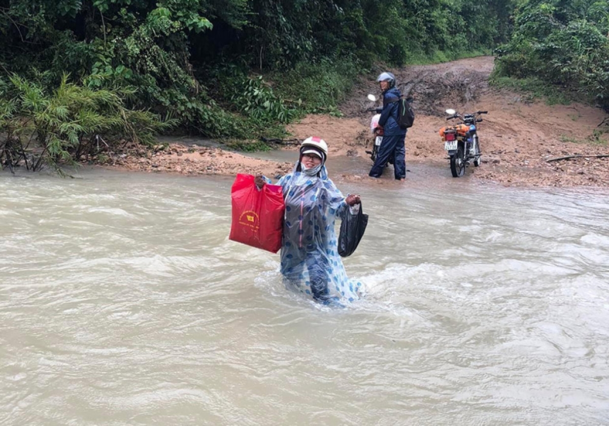 Cô Phạm Thị Tâm vượt suối đến thôn Phú Đồng dạy học