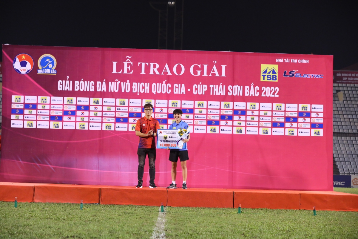 Cầu thủ trẻ Vũ Thị Hoa vượt qua hàng loạt các chân sút kỳ cựu để giành danh hiệu vua phá lưới