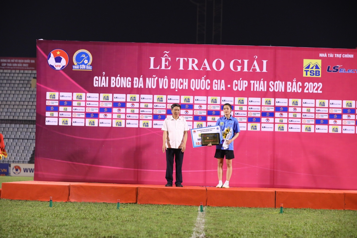 Đào Thị Kiều Oanh cũng đánh bại "người gác đền" số 1 hiện tại của tuyển nữ Việt Nam là Trần Thị Kim Thanh để giành danh hiệu thủ môn xuất sắc nhất giải