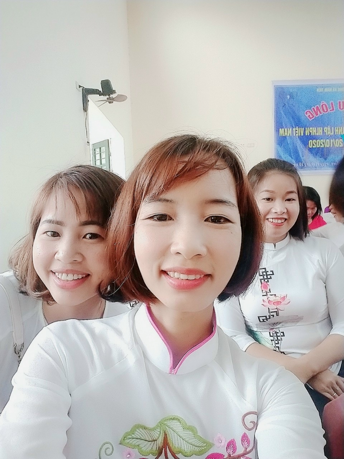 Cô Nguyễn Thị Vân cùng đồng nghiệp ở trường Mầm non Nam Tiến