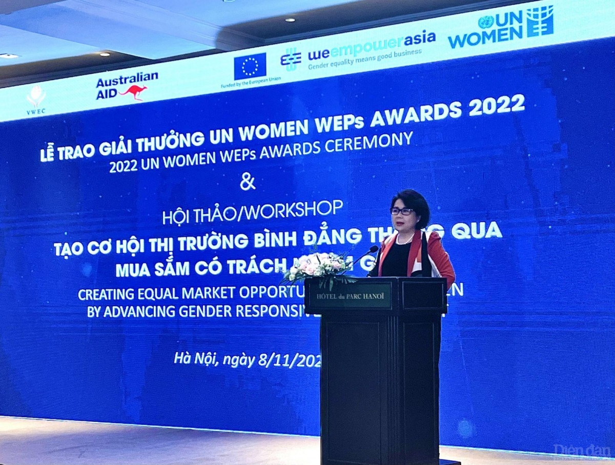 Bà Nguyễn Thị Tuyết Minh, Chủ tịch Hội đồng Doanh nhân nữ Việt Nam phát biểu lại Lễ trao giải