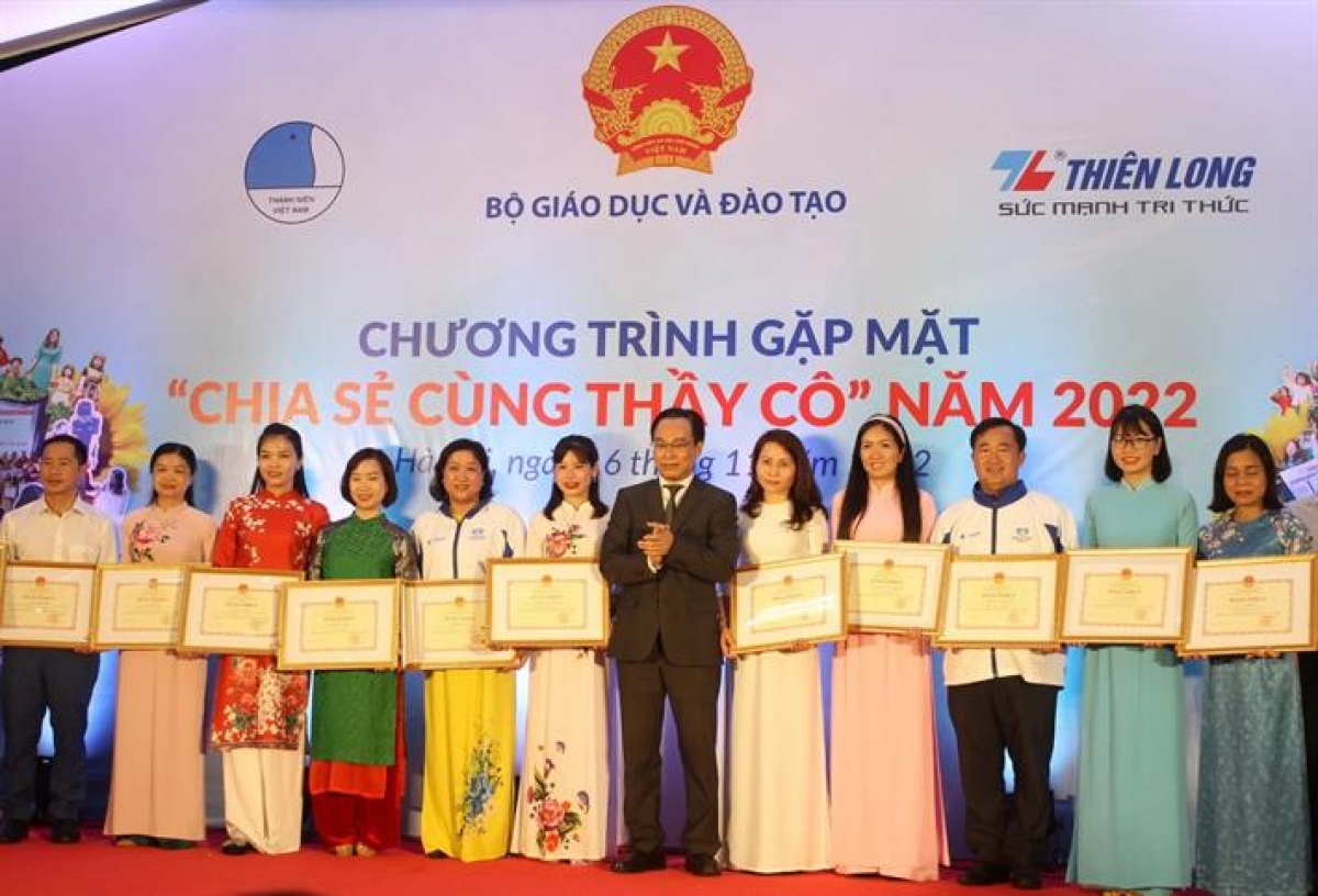 Thứ trưởng Hoàng Minh Sơn trao Bằng khen của Bộ trưởng Bộ GDĐT cho các thầy, cô giáo trong chương trình