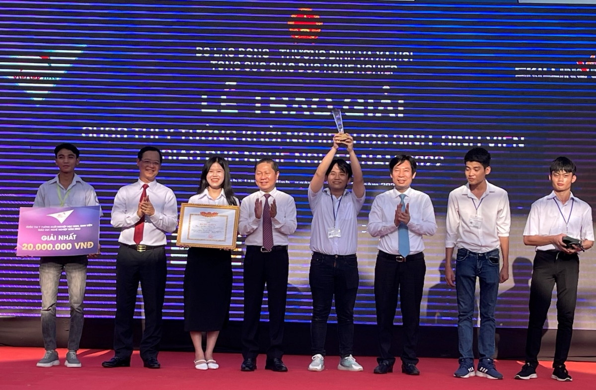 Ban tổ chức trao giải Nhất cho nhóm sinh viên Trường Cao đẳng Công thương
TP. Hồ Chí Minh