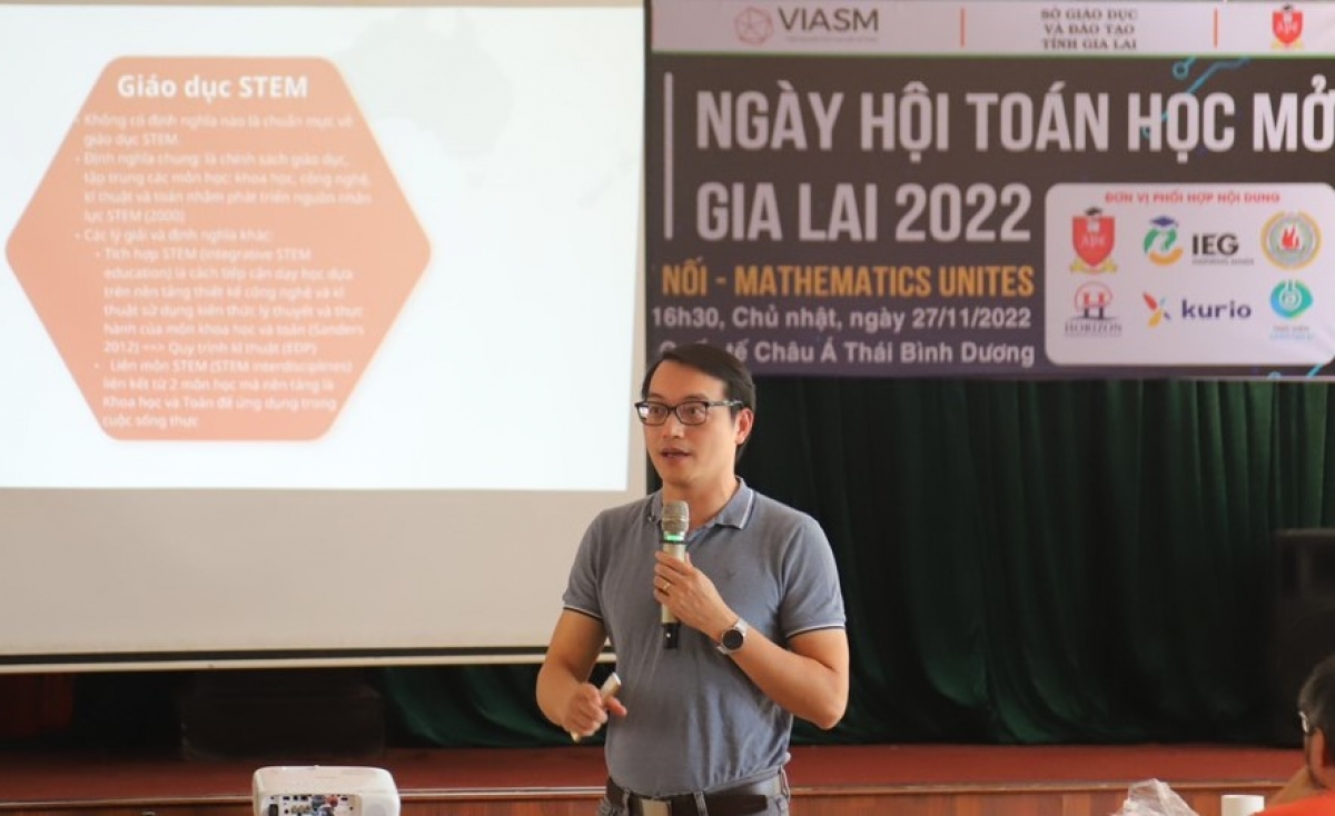 TS. Đặng Văn Sơn, Trường ĐH Khoa học Tự nhiên (ĐHQG Hà Nội) trình bày bài giảng về hoạt động trải nghiệm Toán học trong giáo dục STEM