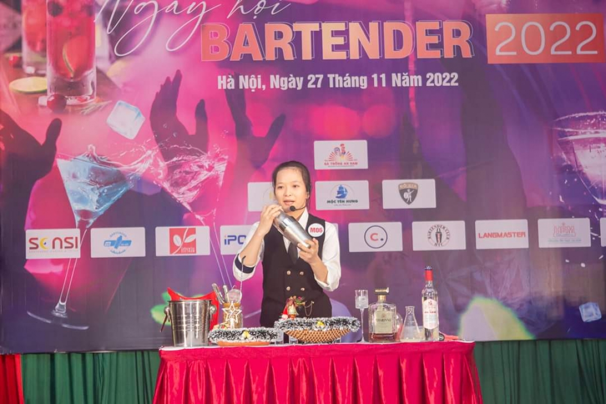 Hoàng Hoài Vi (Nha Trang) đã đoạt giải Nhất ở phần thi Mixology
