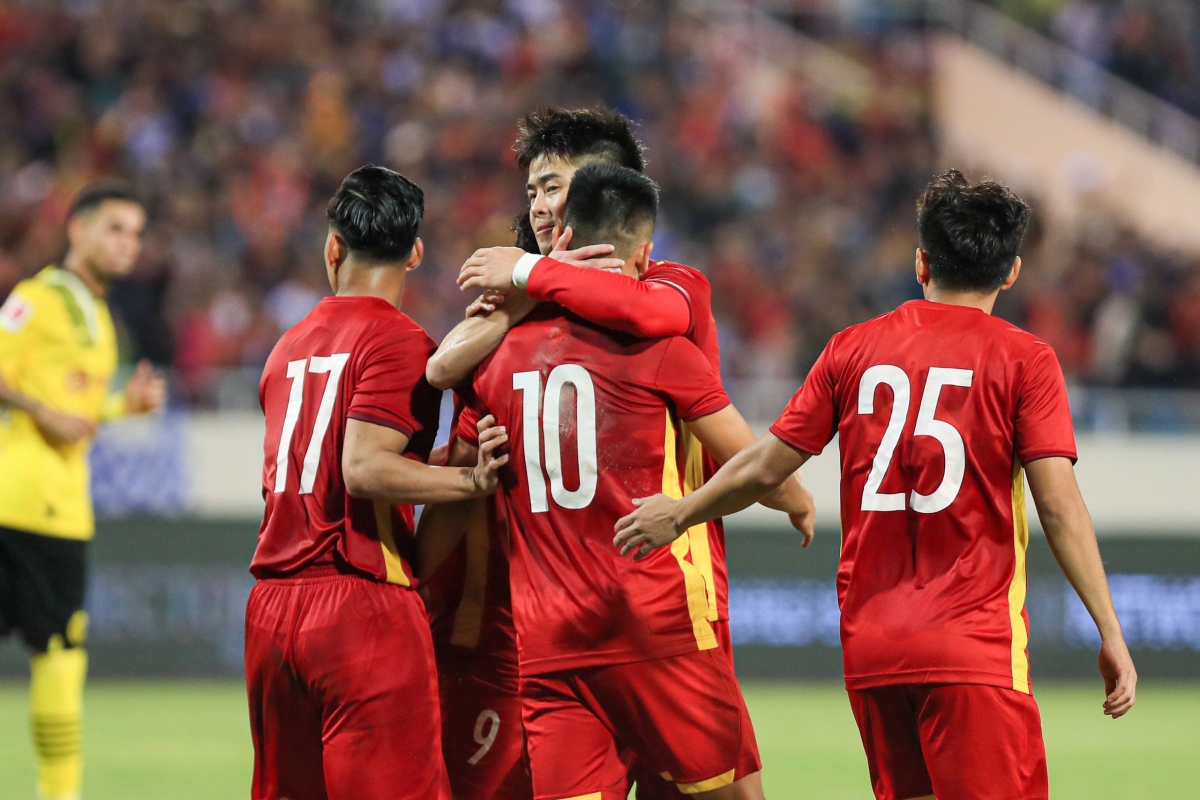Tuấn Hải (số 10) lập công trên chấm 11m ấn định chiến thắng 2-1 cho tuyển Việt Nam
