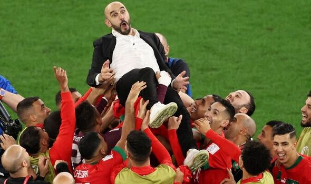 Các cầu thủ Ma-rốc và HLV Walid Regragui vui mừng sau chiến thắng trước Tây Ban Nha (Ảnh: Internet)
