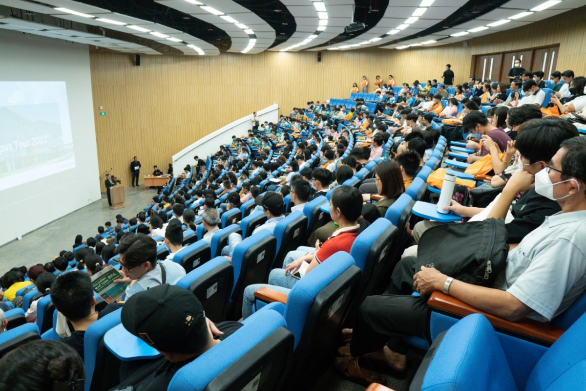 TS Hà Thúc Viên - Phó Hiệu trưởng Trường Đại học Việt Đức giải đáp những câu hỏi của học sinh 
