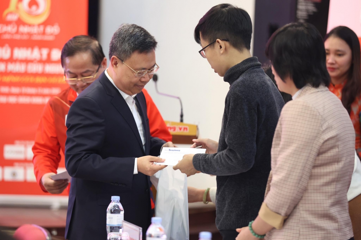 Phó giáo sư Nguyễn Hà Thanh, Viện trưởng Viện Huyết học-Truyền máu Trung ương
tặng quà cho bệnh nhân ung thư máu tại buổi họp báo