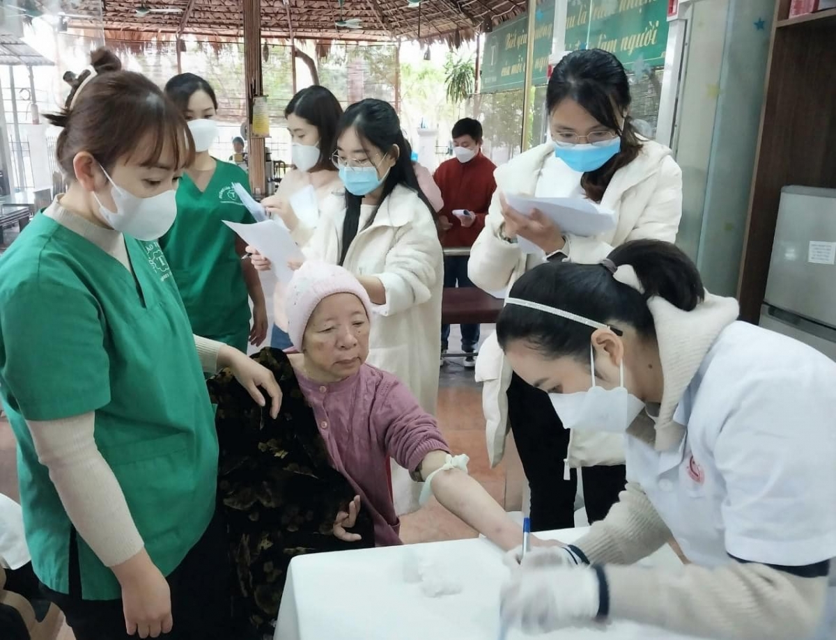 Các cụ được chăm sóc sức khỏe tại Viện Dưỡng lão Tuyết Thái (Đại Đồng, Đông Anh, Hà Nội)