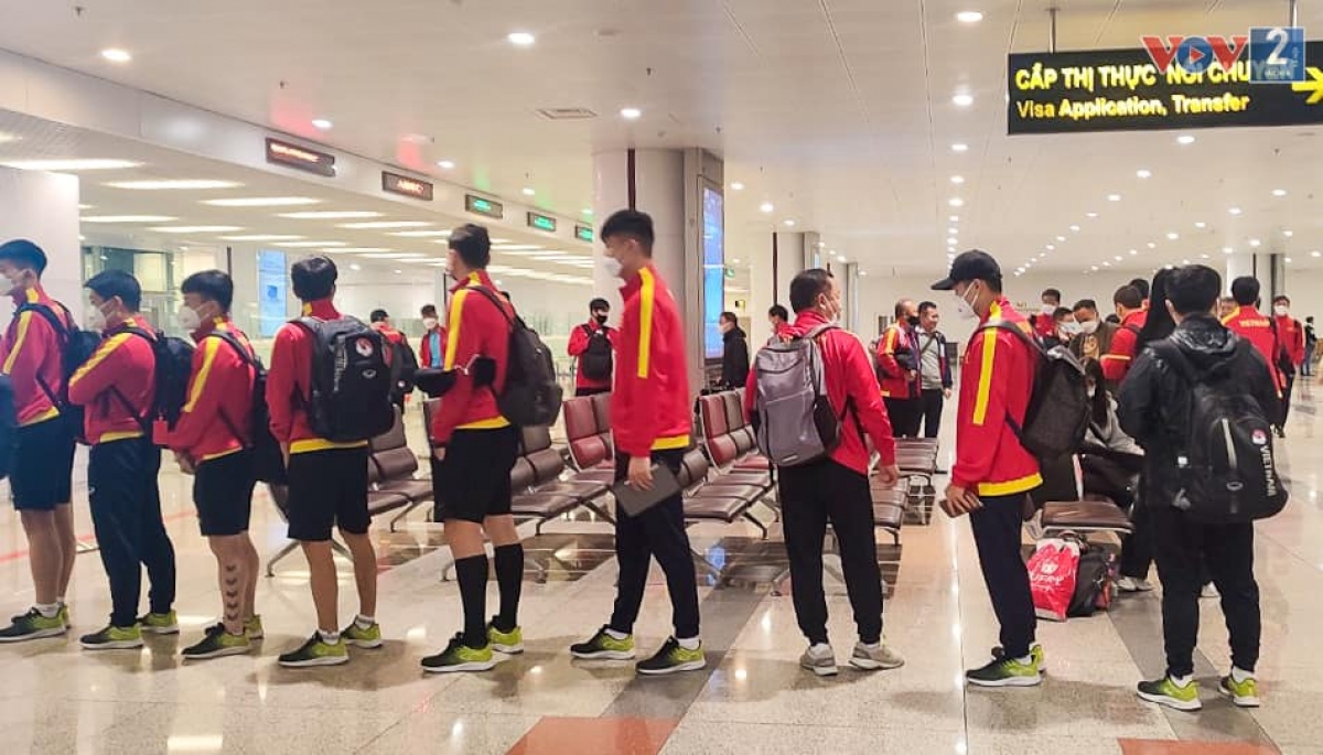 Tuyển Việt Nam xếp hàng làm thị thực nhập cảnh tại sân bay Nội Bài (Ảnh: Ngô Đức)