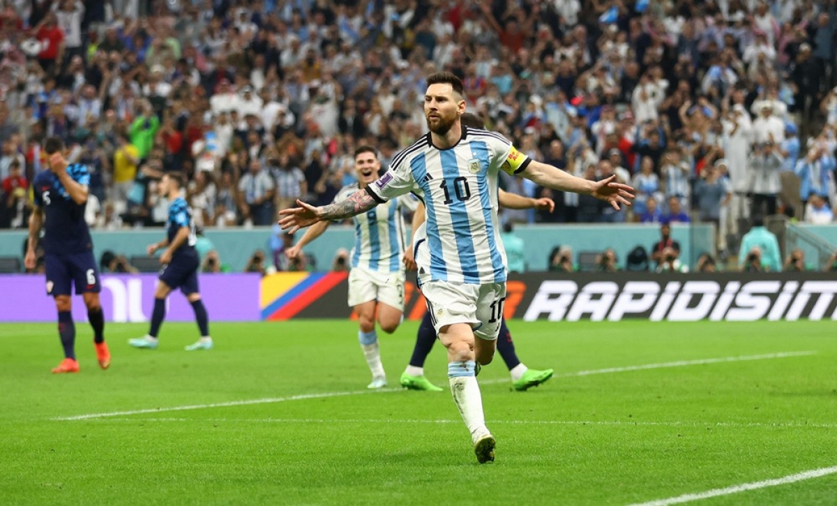 Lionel Messi ghi bàn từ chấm 11m giúp Argentina vươn lên dẫn trước. (Ảnh: Reuters)