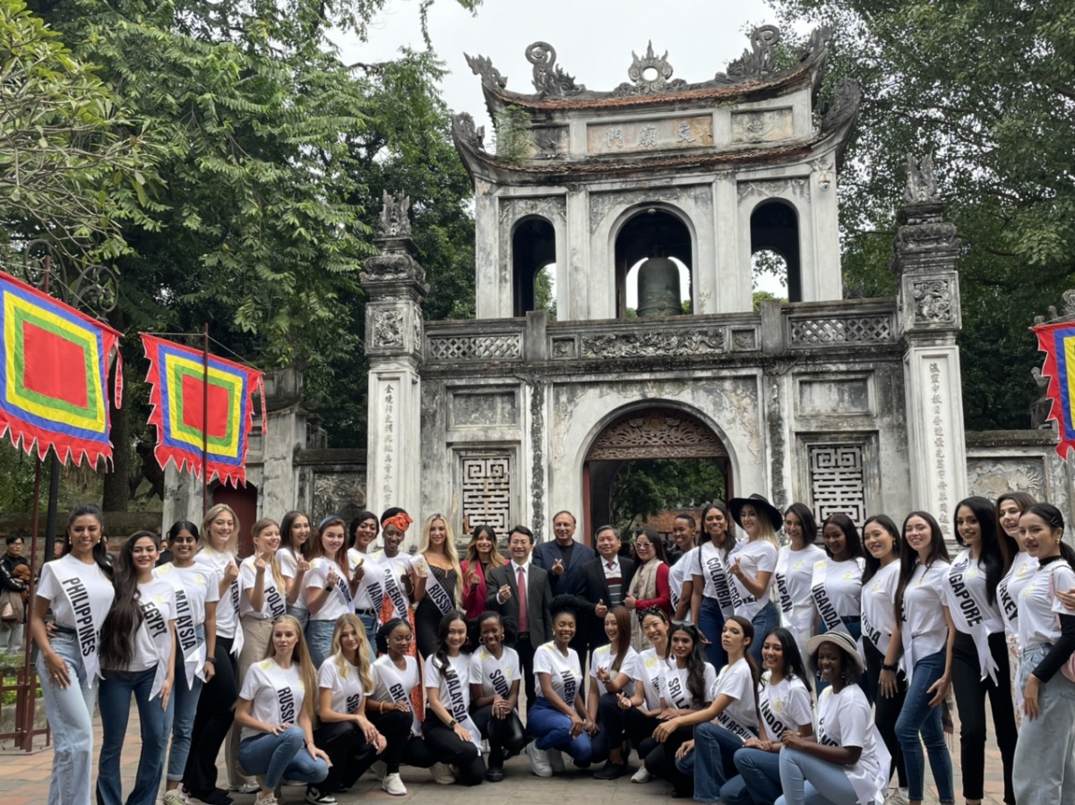 Các thí sinh vòng Chung kết Hoa hậu Du lịch thế giới 2022 tham quan tại Văn Miếu - Quốc Tử Giám
