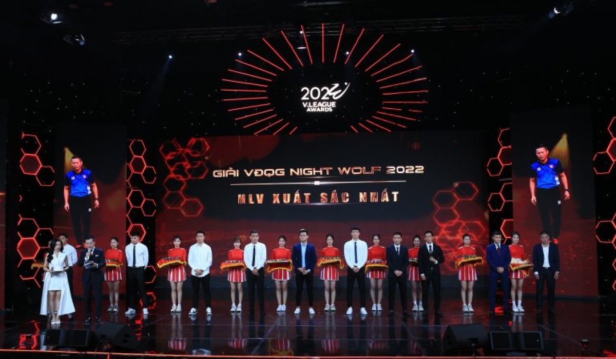 HLV Chu Đình Nghiêm nhận danh hiệu HLV xuất sắc nhất V.League 2022