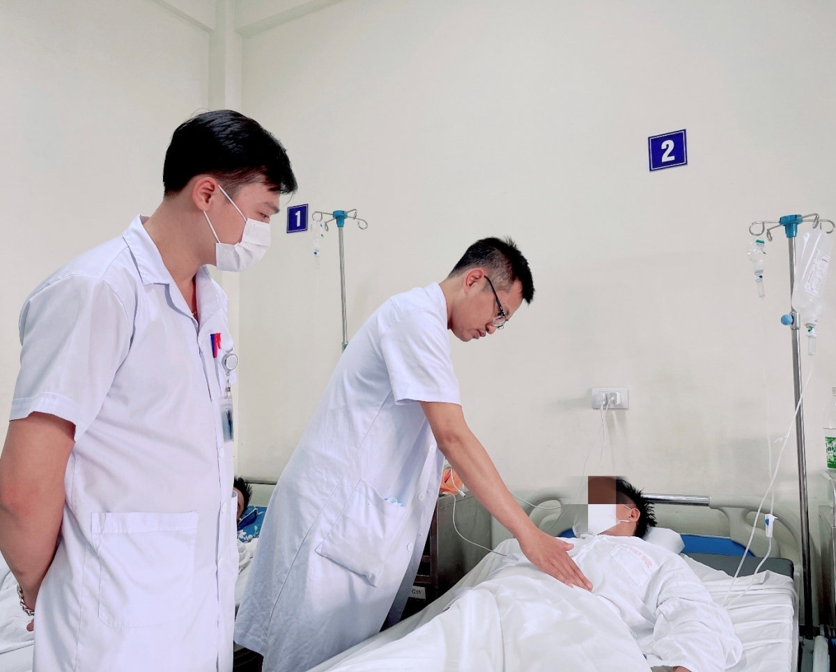 Ths.BS Nguyễn Duy Khánh đang khám cho bệnh nhân