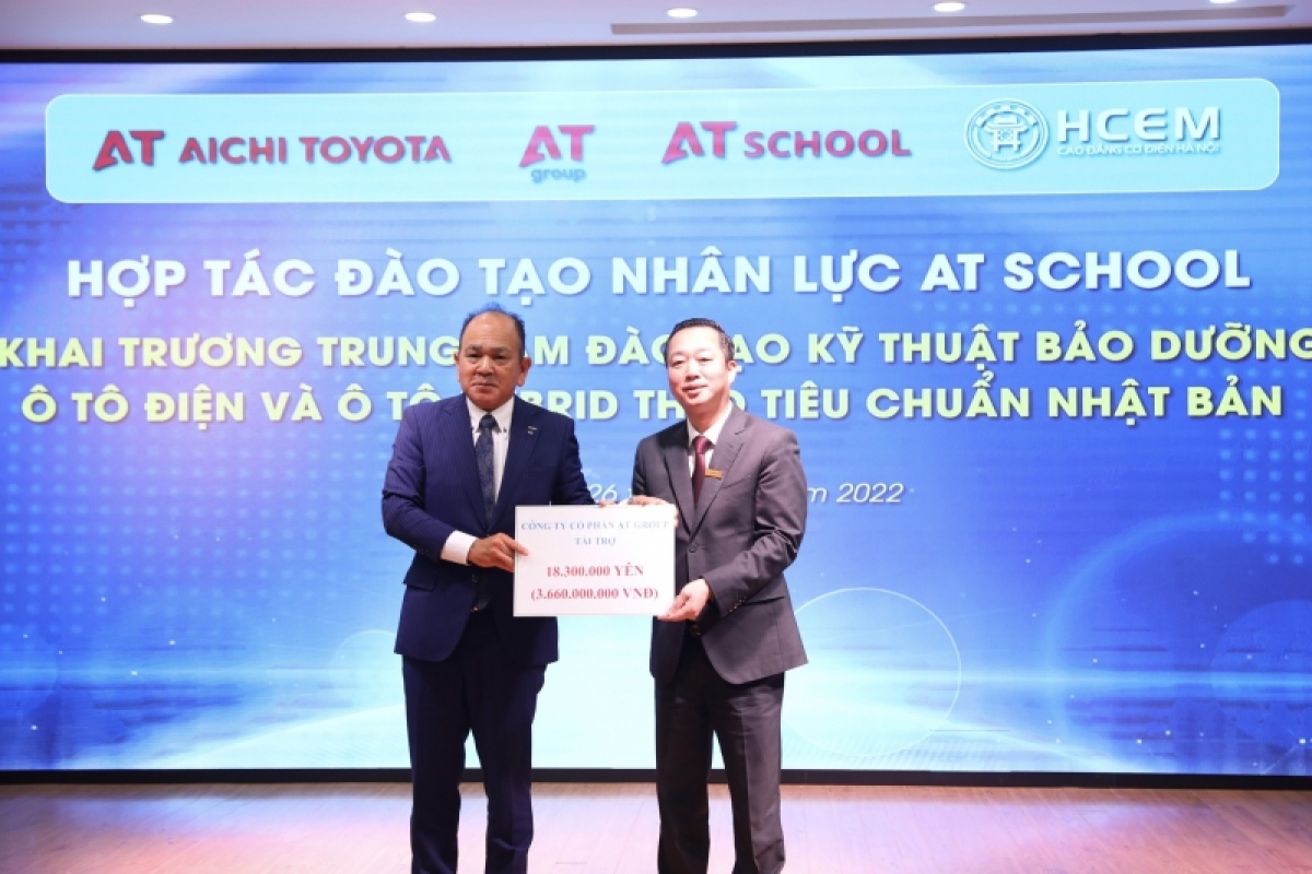 Đại diện Công ty cổ phần Aichi Toyota trao tiền tài trợ cho Trường Cao đẳng Cơ điện Hà Nội