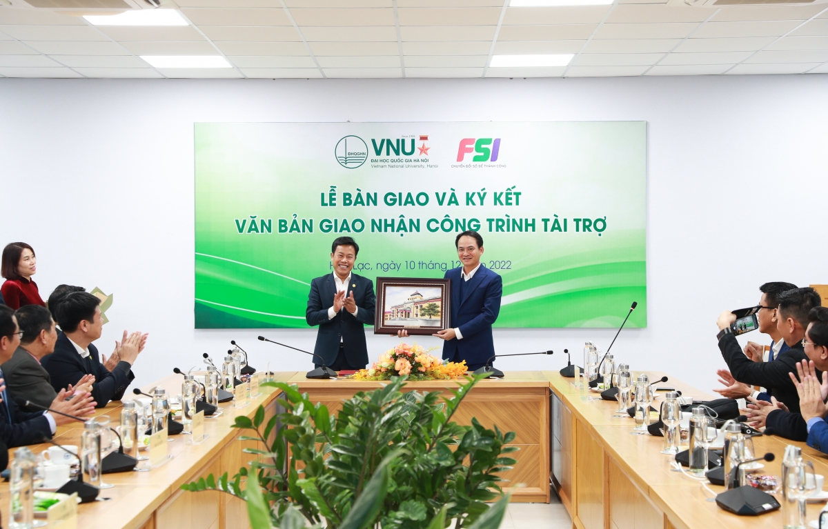 GS.TS Lê Quân - Giám đốc ĐHQGHN và nhà tài trợ Nguyễn Khoa Bảo