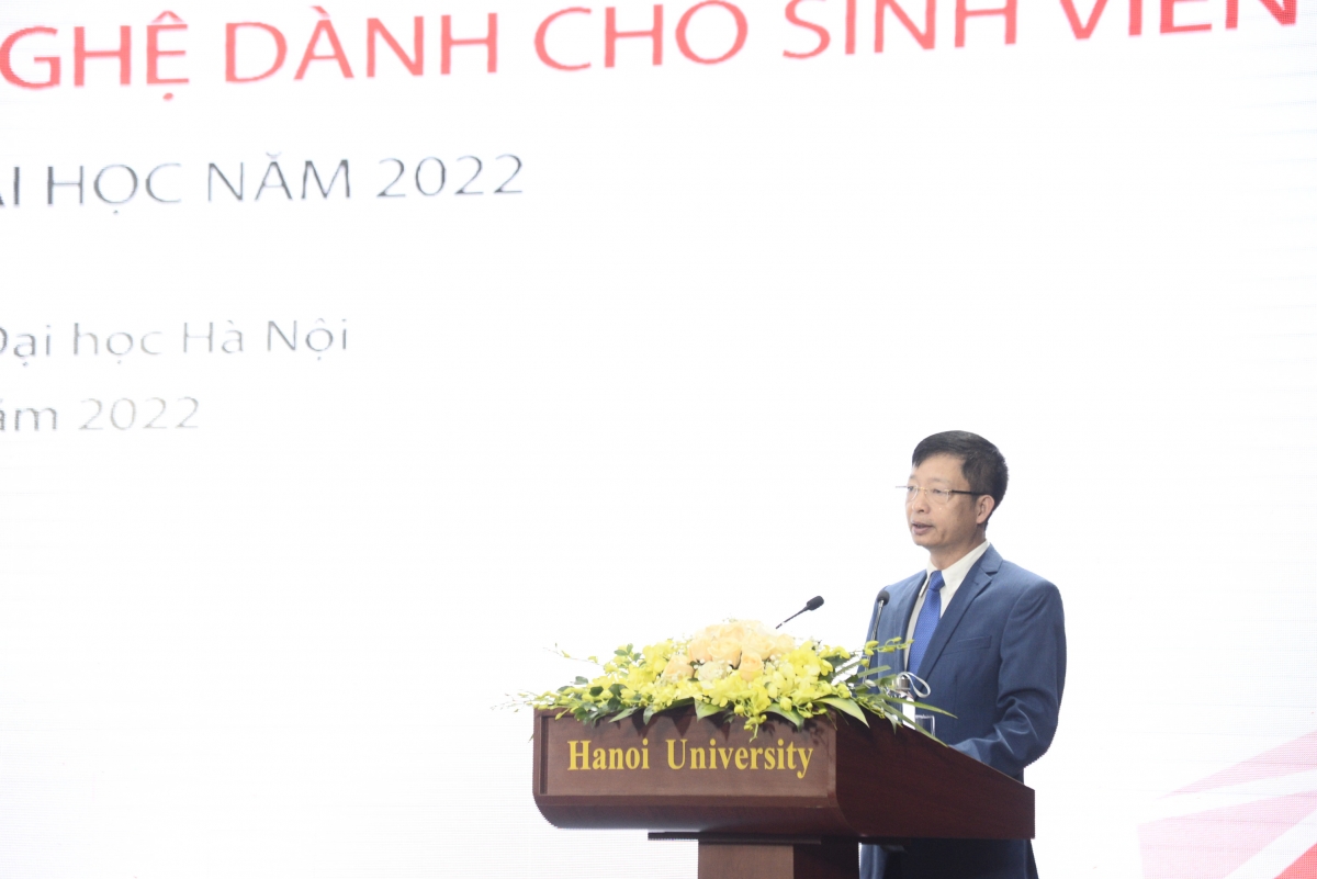 Phó Hiệu trưởng Trường ĐH Hà Nội - TS Lương Ngọc Minh phát biểu trong Lễ khai mạc 
