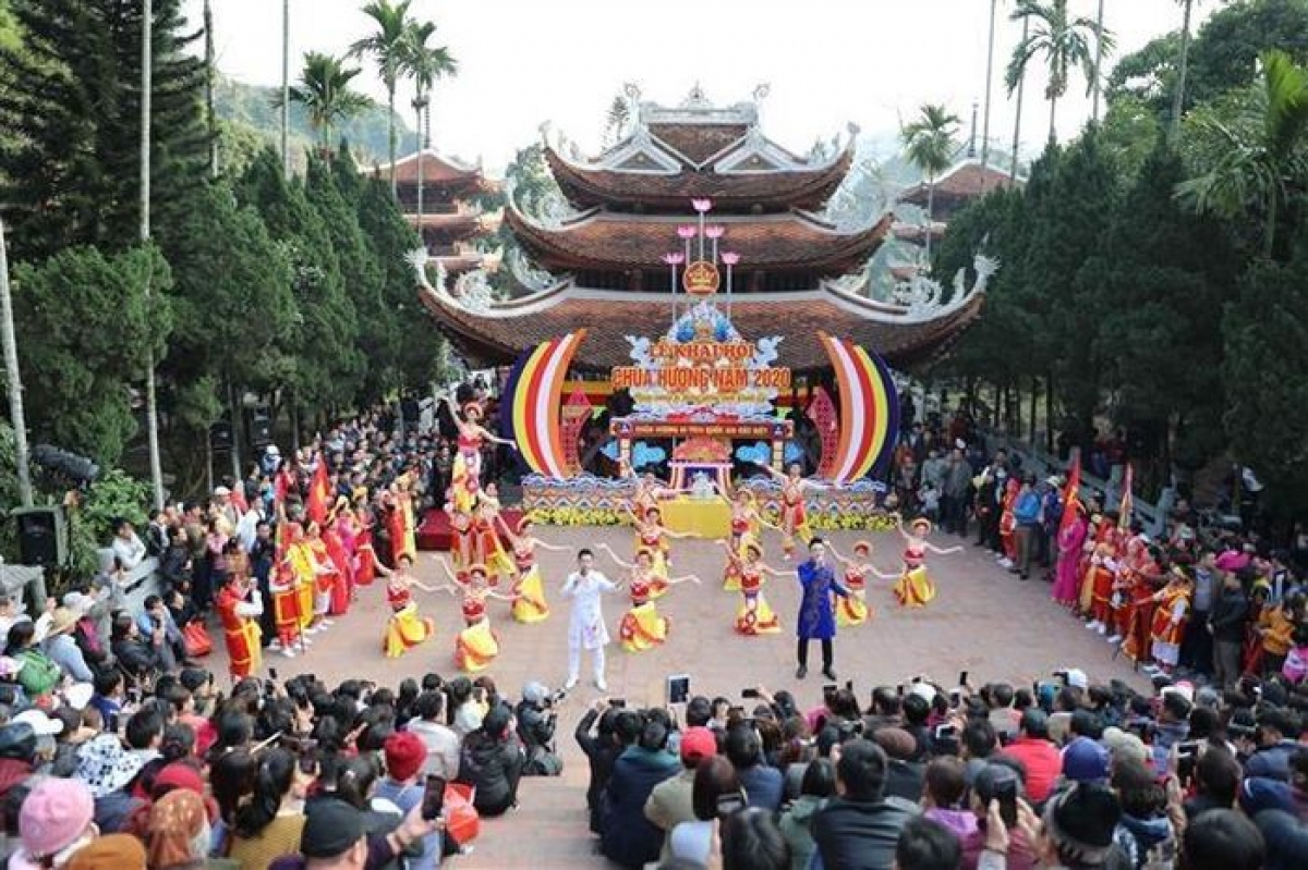 Ban Tổ chức lễ hội Chùa Hương, huyện Mỹ Đức, Hà Nội, đã tổ chức triển khai thông qua Kế hoạch quản lý và tổ chức Lễ hội du lịch Chùa Hương năm 2023. (Ảnh minh họa)