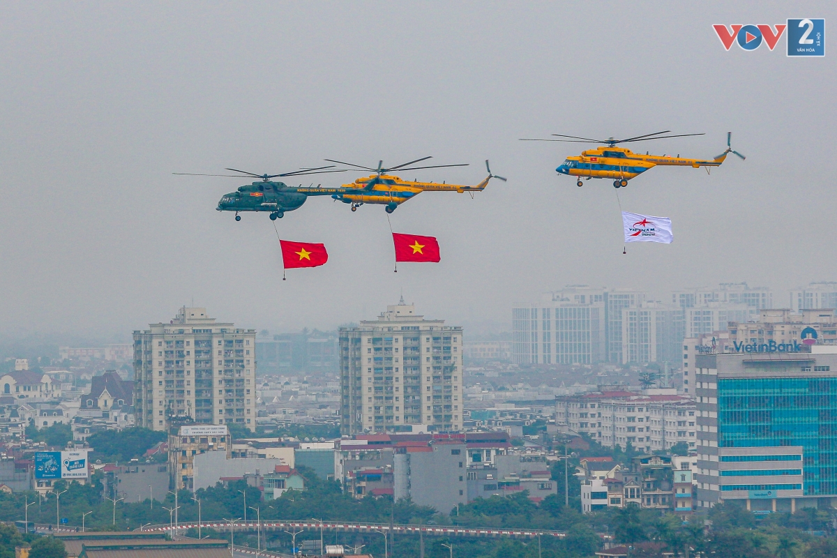 Lực lượng không quân nhân dân Việt Nam thực hiện bay biểu diễn chào mừng khai mạc triển lãm. Màn biểu diễn có sự tham gia của biên đội bay của máy bay trực thăng và máy bay tiêm kích SU-30MK2 ở tầm thấp trên bầu trời Thủ đô Hà Nội.
