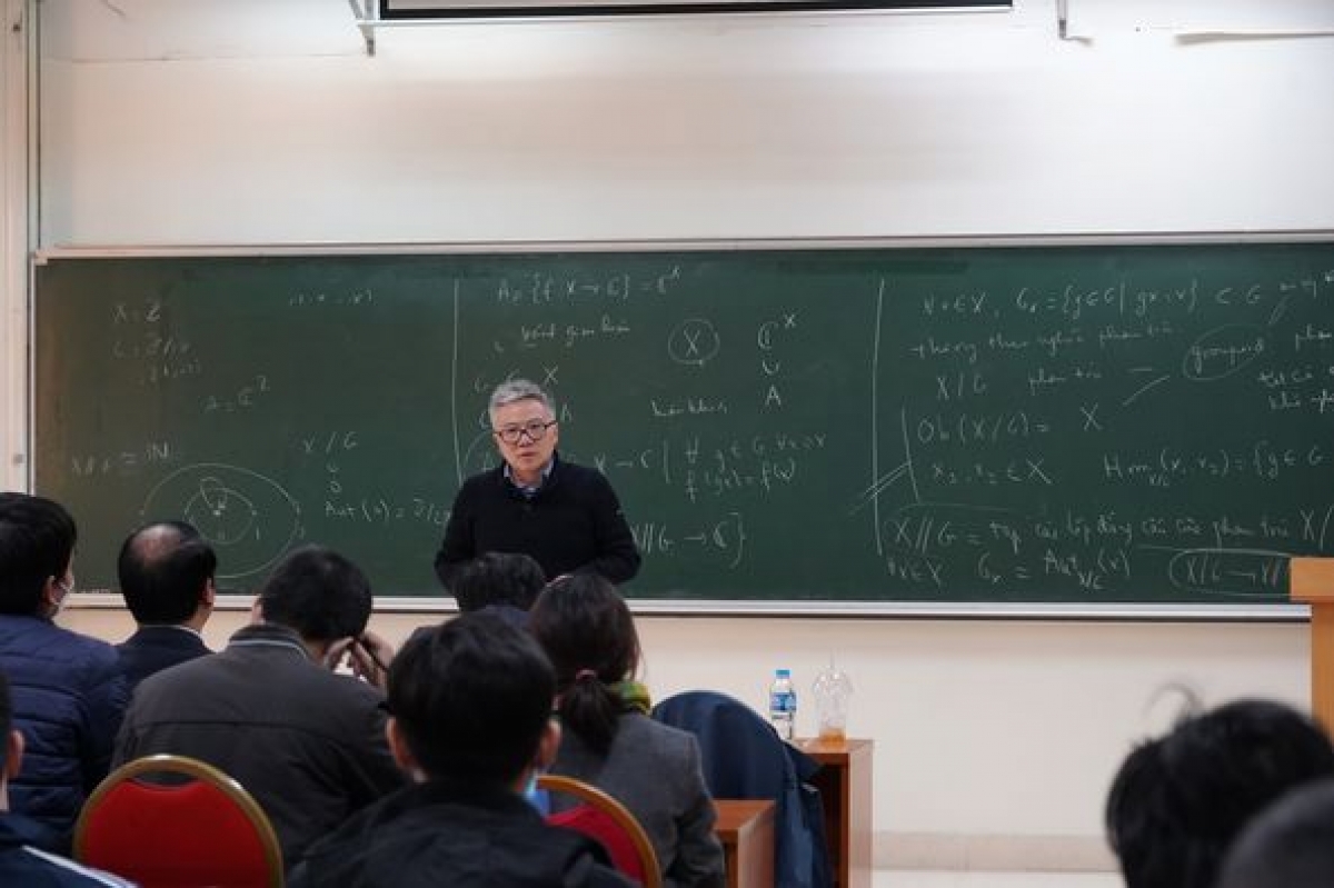 GS Ngô Bảo Châu giảng bài tại trường ĐH Khoa học Tự nhiên, ĐHQG Hà Nội 