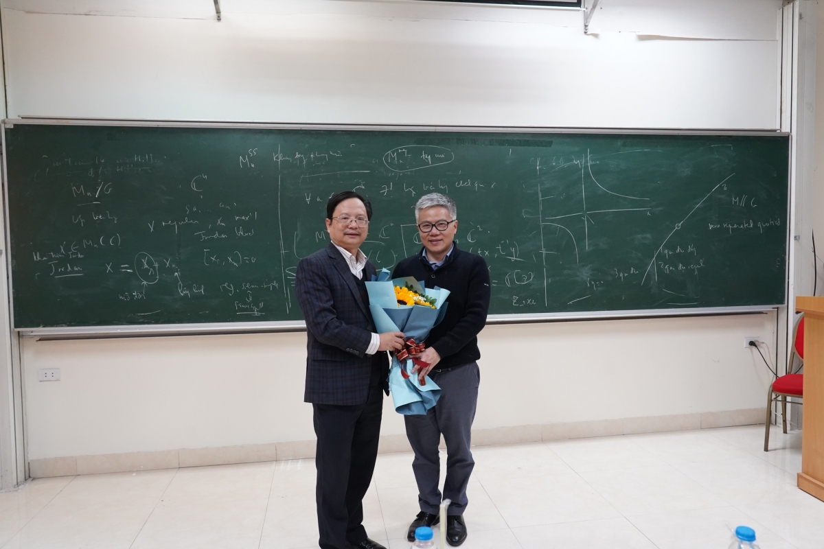 GSTS KH Vũ Hoàng Linh - Hiệu trưởng Trường Đại học Khoa học Tự nhiên, Đại học Quốc gia Hà Nội tặng hoa cảm ơn GS Ngô Bảo Châu sau khi kết thúc bài giảng 
