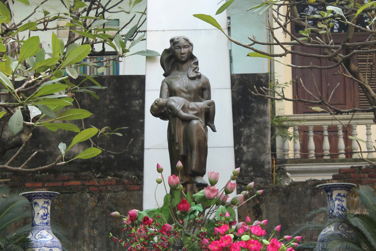 Đài tưởng niệm tại phố Khâm Thiên