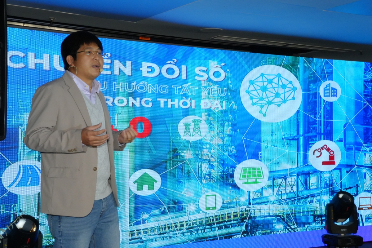 Ông Đỗ Chí Cường – Chủ tịch Công ty Công nghệ ITSOL giới thiệu sản phẩm "Ông Bụt"
