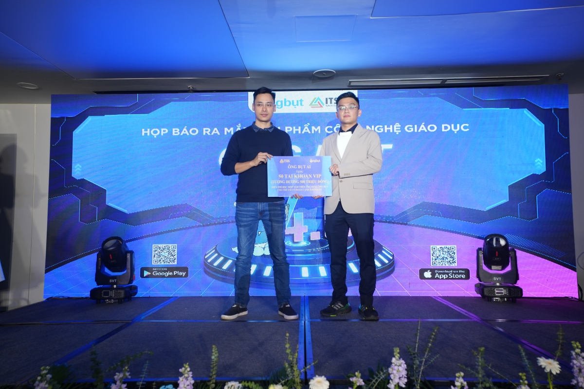 Trao tặng 50 tài khoản VIP 1 năm cho đại diện Hội Khuyến học tỉnh Thái Bình
