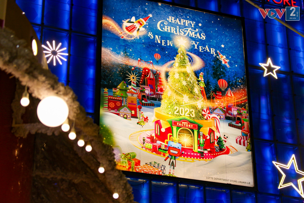 Những năm gần đây, lễ Giáng sinh được tổ chức rất cầu kỳ, trang trọng. Mỗi mùa Giáng sinh đến, người dân Thủ đô lại cảm nhận rõ hơn năm mới cũng đang đến thật gần.