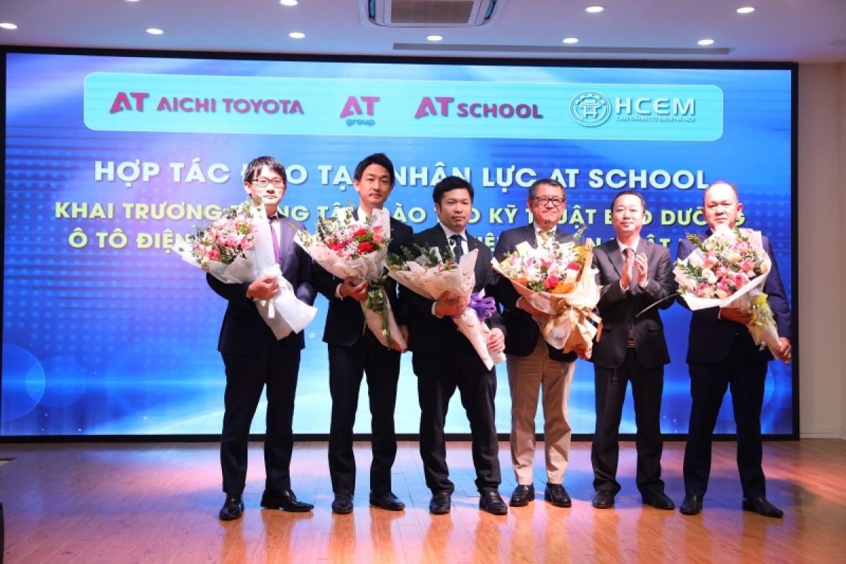  TS Đồng Văn Ngọc, Hiệu trưởng Trường Cao đẳng Cơ điện Hà Nội tặng hoa các thành viên Công ty cổ phần Aichi Toyota