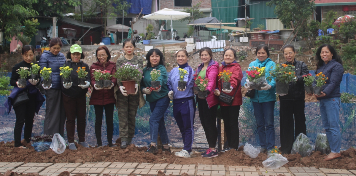 Thành viên hội phụ nữ tham gia trồng cây tại vườn giác quan