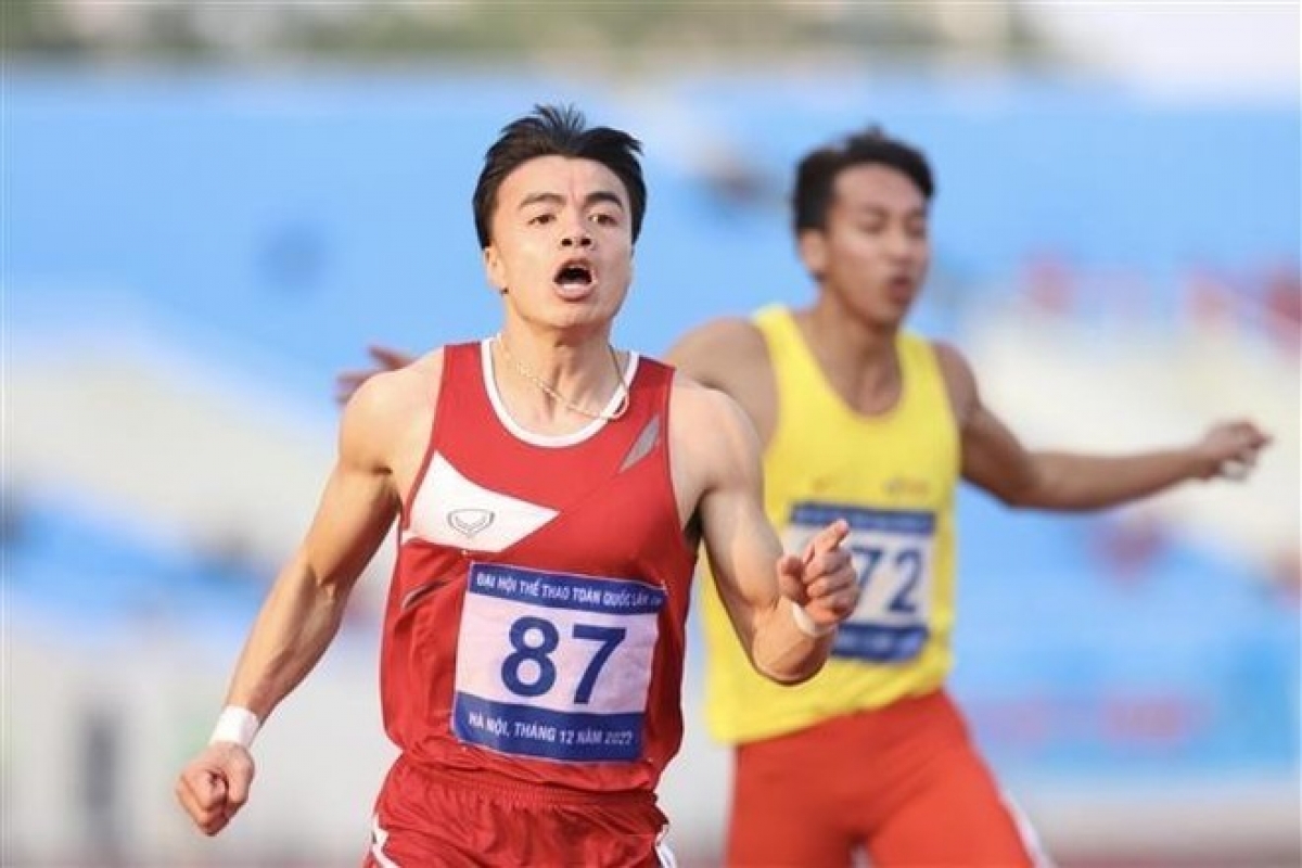 Ngần Ngọc Nghĩa (đoàn Công an nhân dân) thiết lập kỷ lục quốc gia mới trên đường chạy 100m