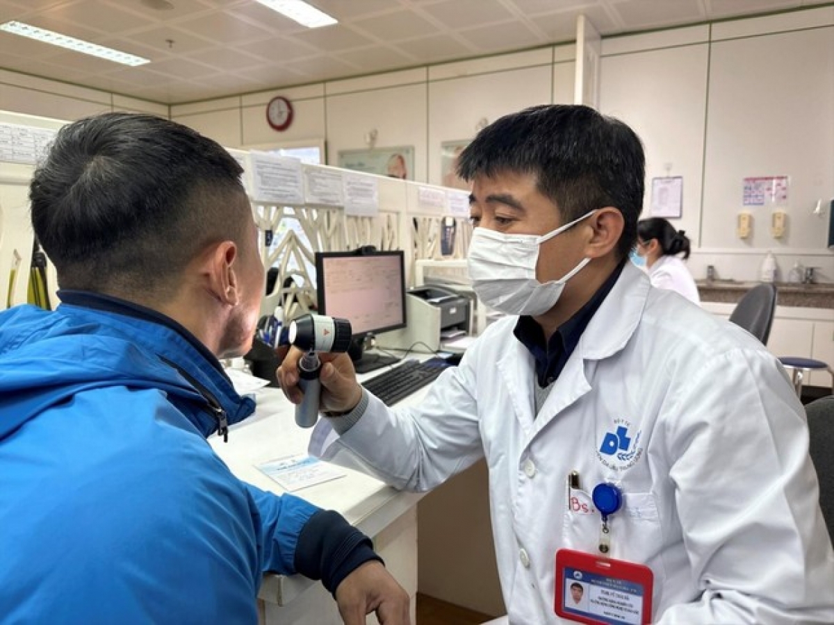 TS Vũ Thái Hà khám cho nam bệnh nhân bị biến chứng do tiêm filler nâng mũi tại spa. Ảnh BVCC
