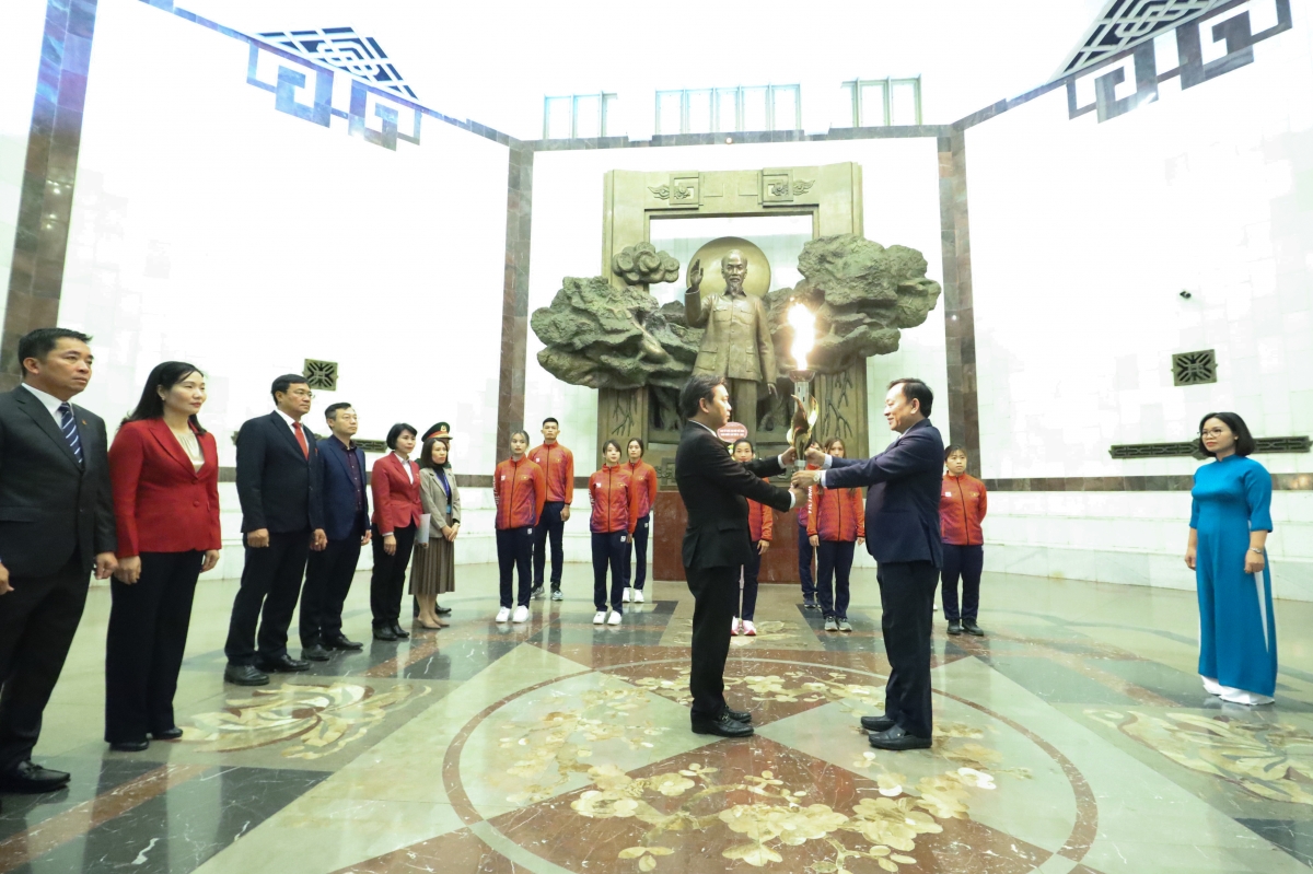 Đồng chí Vũ Mạnh Hà, Giám Đốc bảo tàng Hồ Chí Minh đã trao đuốc cho đồng chí Hoàng Đạo Cương, Thứ trưởng Bộ VH,TT&amp;DL
