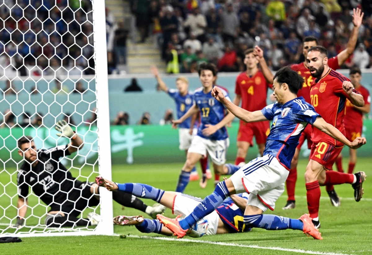 Tuyển Nhật Bản ngược dòng đánh bại Tây Ban Nha ở lượt trận cuối cùng bảng E để đi tiếp với ngôi đầu bảng