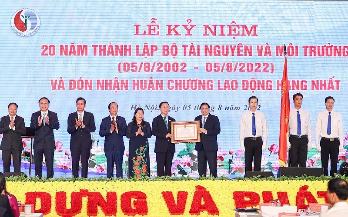 Thay mặt lãnh đạo Đảng, Nhà nước, Thủ tướng Phạm Minh Chính đã trao Huân chương Lao động Hạng Nhất cho Bộ Tài nguyên và Môi trường và cá nhân Bộ trưởng Trần Hồng Hà