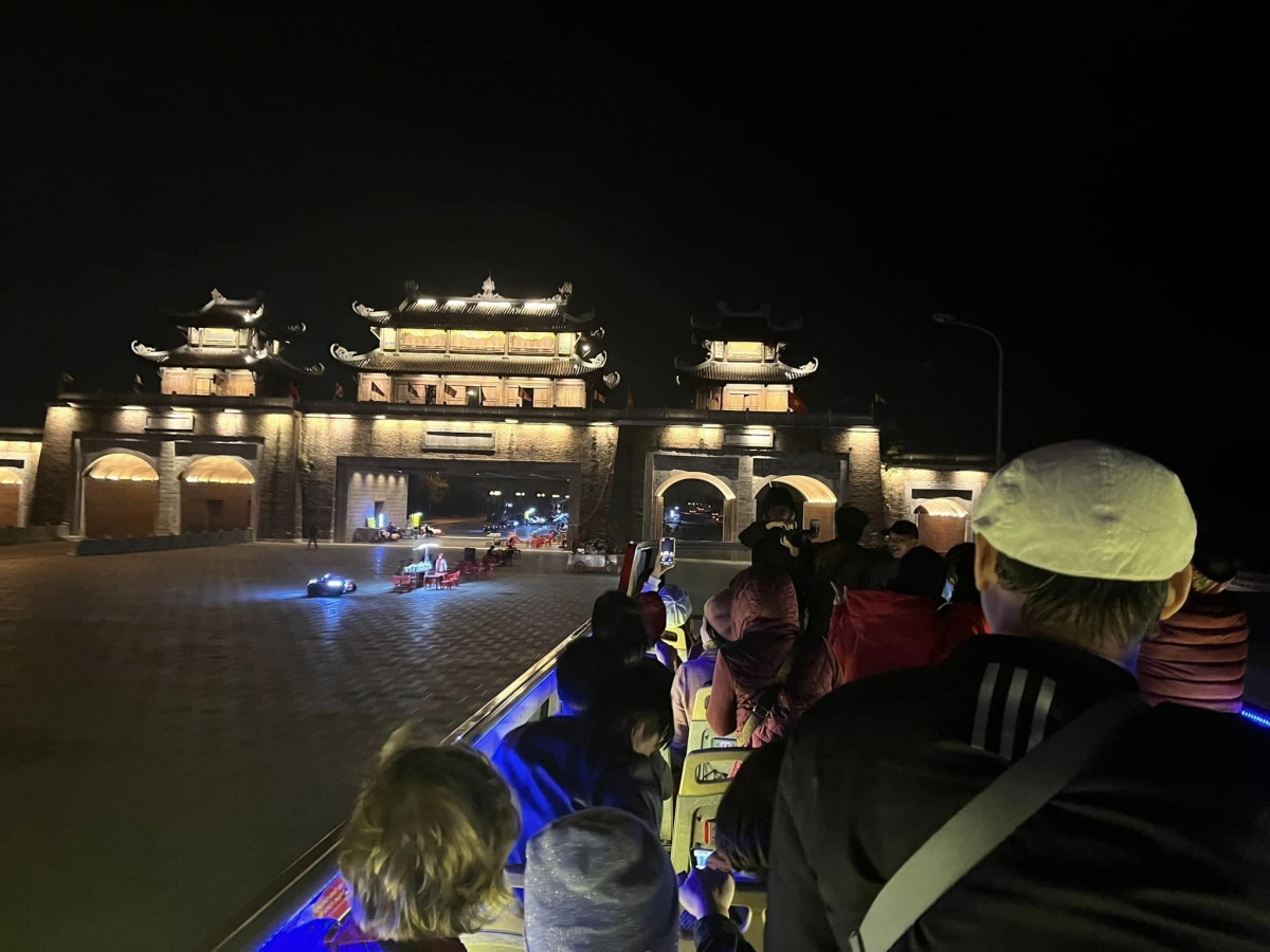 Trải nghiệm xe bus 2 tầng - sản phẩm mới của du lịch Ninh Bình